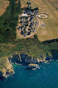 una vista aérea de un grupo de tiendas de campaña junto al océano en VVF Belle-Île-en-Mer, en Le Palais