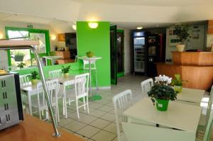 Kuchyň nebo kuchyňský kout v ubytování Lemon Hôtel Avignon Rochefort + 15 fotografií