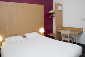 een hotelkamer met een groot bed en een bureau bij B&B HOTEL Nantes Savenay in Savenay