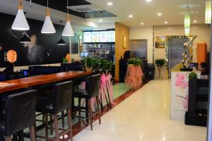 a restaurant with a long bar with black chairs at Shenzhen Xin Xiang Yue Inn in Shenzhen