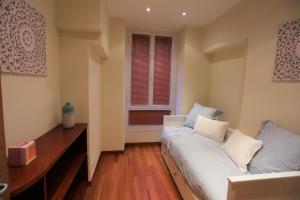 ボーソレイユにあるRenovated Apartment 3 minutes walking to Monacoの小さなベッドルーム(ベッド1台、窓付)