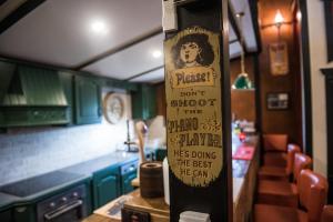 una cocina con un cartel que dice que el ponche disparó el grandstandshawshaw en The Wild Atlantic Way Barn, en Oranmore