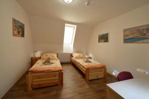 Tempat tidur dalam kamar di Školící středisko ABENA s ubytováním