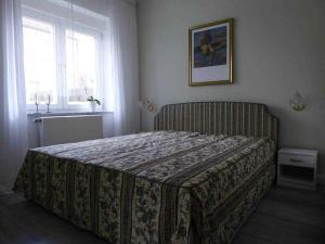 a bedroom with a bed with a blanket on it at Ferienwohnung Riemeyer in Lutherstadt Wittenberg