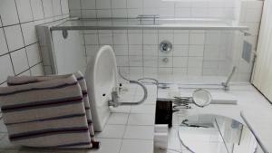 ein Badezimmer mit einem WC, einem Waschbecken und einem Spiegel in der Unterkunft Haus am Weinberg in Zell an der Mosel