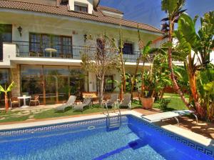 Villa Bigamendi by Hello Homes Sitgesの敷地内または近くにあるプール