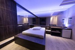 1 dormitorio con 1 cama y baño en Snob Motel (Adult Only), en Belo Horizonte