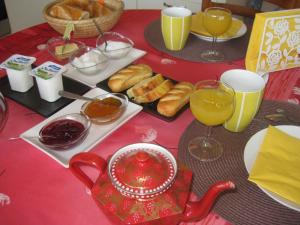 Chambre d'hôtes les pivoinesで提供されている朝食