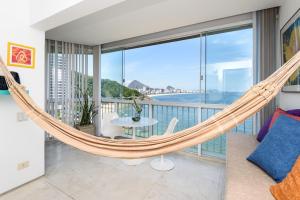 una hamaca en la sala de estar con vistas al océano en Moderno Apartamento com Vista Mar | V 90/102, en Río de Janeiro