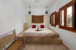 Ένα ή περισσότερα κρεβάτια σε δωμάτιο στο Villa Eleni with Hot Tub and Acropolis View