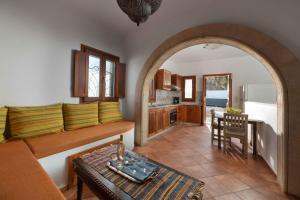 Χώρος καθιστικού στο Villa Eleni with Hot Tub and Acropolis View