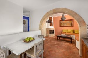 Η κουζίνα ή μικρή κουζίνα στο Villa Eleni with Hot Tub and Acropolis View +13 φωτογραφίες