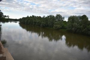 Výhled na řeku, která protéká v blízkosti vily