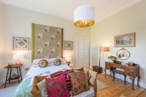 - une chambre avec un lit, un bureau et un miroir dans l'établissement 3 Eskbank Terrace, à Dalkeith