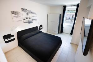 A bed or beds in a room at The House On The River
