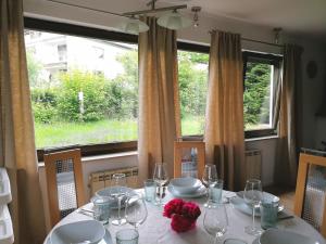 a dining room table with glasses and a window at Schwarzwaldhaus Markus in Freudenstadt