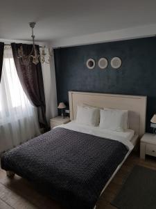 A bed or beds in a room at apartament 2 camere ultracentral
