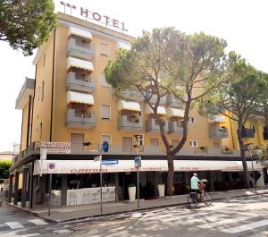 利多迪迪耶索洛的住宿－Hotel Nazionale，在酒店门前骑车的人