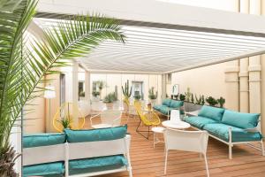 Posezení v ubytování The Deck Hotel by Happyculture