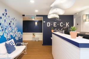 Posezení v ubytování The Deck Hotel by Happyculture