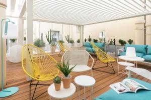 Posezení v ubytování The Deck Hotel by Happyculture