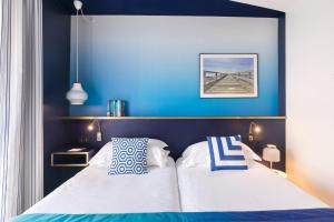 Säng eller sängar i ett rum på The Deck Hotel by Happyculture