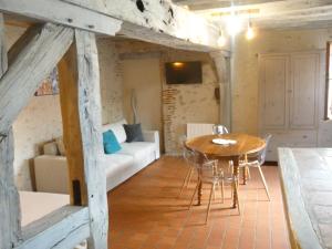 ブラシューにあるHotel de la Bonnheureのテーブルとソファのあるリビングルーム