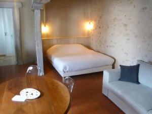 Un pat sau paturi într-o cameră la Hotel de la Bonnheure