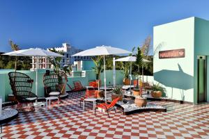a patio with chairs and tables and umbrellas at Cubanito Ibiza in San Antonio