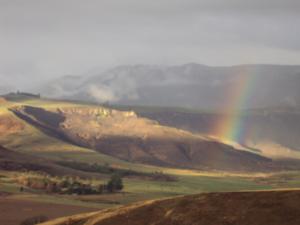 een regenboog over een veld met een berg bij Shepherd Farm in Winterton