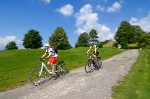 ライト・イム・ヴィンクルにあるAppartement Mitteの自転車に乗って未舗装の道を2人乗り