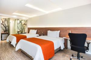 Postel nebo postele na pokoji v ubytování SHG Bogotá 100 Design Hotel