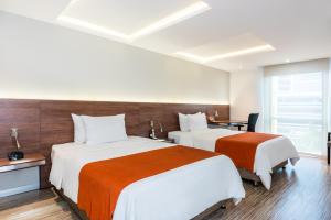 Postel nebo postele na pokoji v ubytování SHG Bogotá 100 Design Hotel