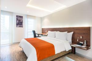 Postel nebo postele na pokoji v ubytování SHG Bogotá 100 Design Hotel