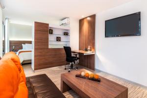 TV a/nebo společenská místnost v ubytování SHG Bogotá 100 Design Hotel