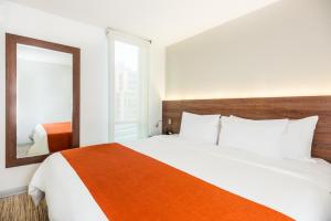 Postel nebo postele na pokoji v ubytování SHG Bogotá 100 Design Hotel