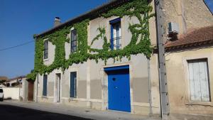 a building with a blue door on a street at Appartement Anatole France in Saint-Gilles