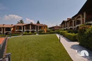 a lawn in front of a house with a dog painted on it at Appartamento Romantica in Manerba del Garda