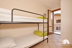 Pokój z 2 łóżkami piętrowymi i balkonem w obiekcie Appartamento Romantica w Manerba del Garda +25 zdjęć