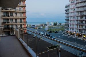 - un balcon offrant une vue sur une rue de la ville dans l'établissement 21 by the Sea, à Mamaia