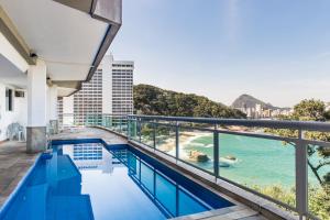 balcón con vistas al océano en Moderno Apartamento com Vista Mar | V 90/102, en Río de Janeiro