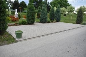 a garden with trees and a sidewalk with a pot at Vila Edu in Končarevo