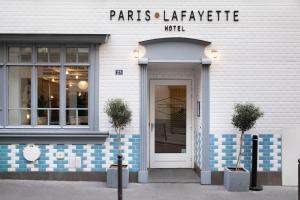 una puerta de entrada de un hotel Paris Avenue en Hôtel Paris La Fayette, en París