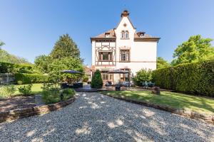 - une vue sur l'extérieur d'une maison avec une allée en gravier dans l'établissement Chambre d'hôtes Du côté des remparts, à Wissembourg