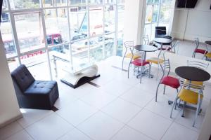 ein Zimmer mit Tischen, Stühlen und einem Sofa in der Unterkunft Hotel Colors Canada in Lima