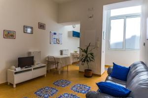 Una sala de estar con un sofá y un televisor. en B&B Le Marinelle, en Salerno