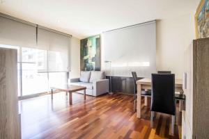 sala de estar con mesa y sofá en Apartamento junto al Club Náutico, en Vilanova i la Geltrú