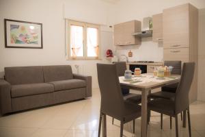 een woonkamer met een tafel en een bank bij Casa vacanza " I due Angeli " in Matera