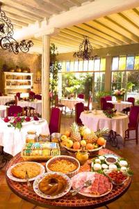 una mesa con muchos platos de comida. en Hôtel Château de Cavanac en Carcasona