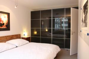 a bedroom with a bed and a glass wall at Premium Apartment Universities/Arts District in Munich